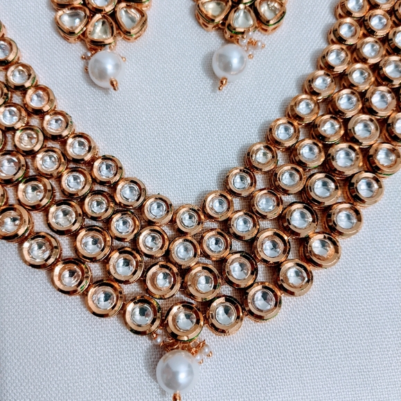 Gold Kundan Jewelry Set - Picture 3 of 5